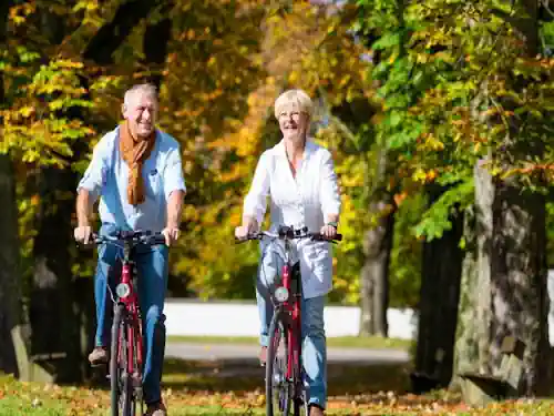 adultos mayores andando en bicicleta