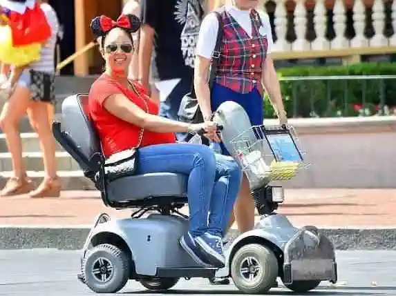 Mujer manejando un scooter en un parque de Orlando