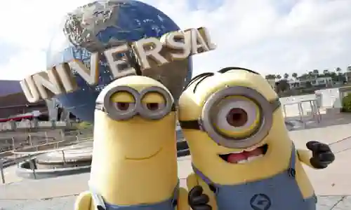 personajes minions frente a parque Universal orlando