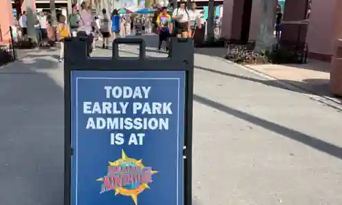 cartel marcando que hay early park admission universal orlando