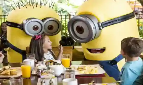 desayuno familiar con personaejes Minions universal orlando