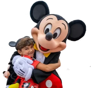 Mickey abrazando niño disney world orlando