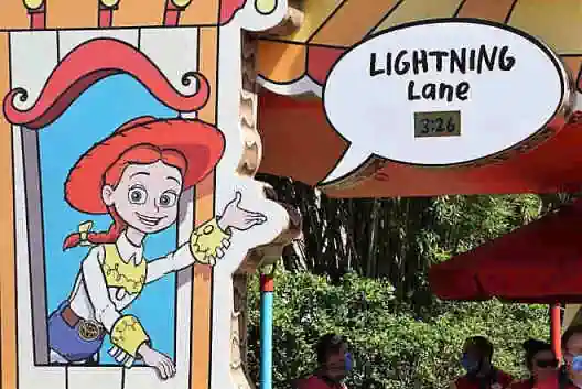Entrada a colas Rleámpago; lightning Lane