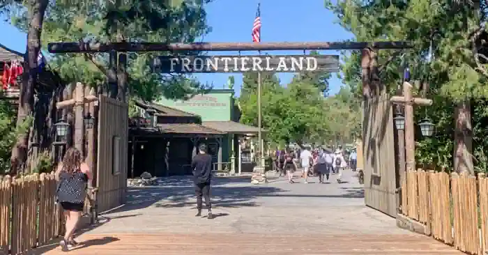 entrada a frontierland magic kingdom orlando